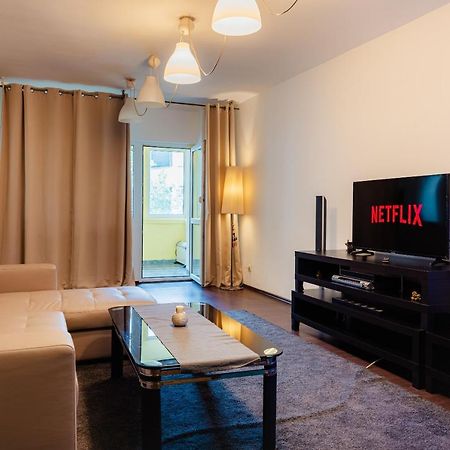Comfy Apartment With Private Parking And Netflix Bucarest Esterno foto