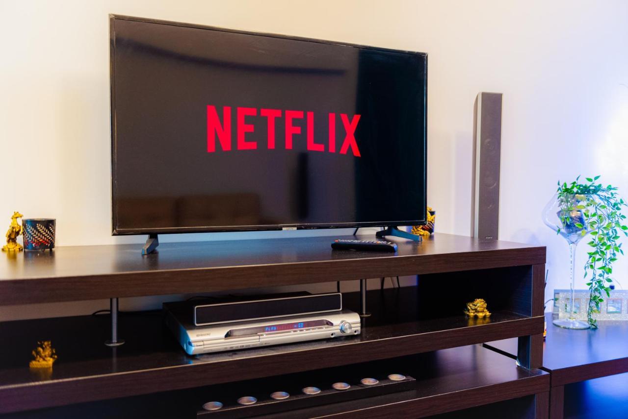Comfy Apartment With Private Parking And Netflix Bucarest Esterno foto
