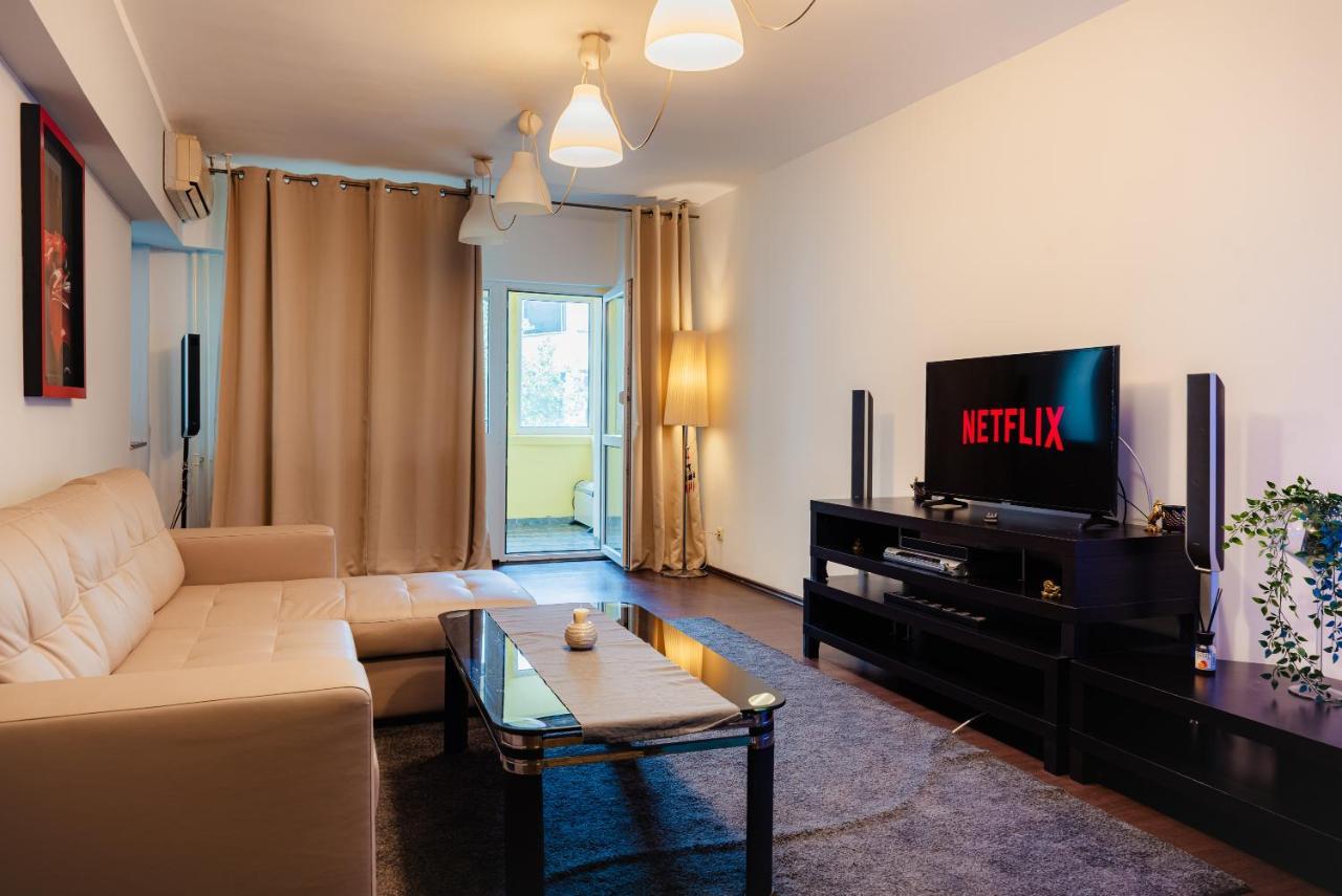 Comfy Apartment With Private Parking And Netflix Bucarest Esterno foto