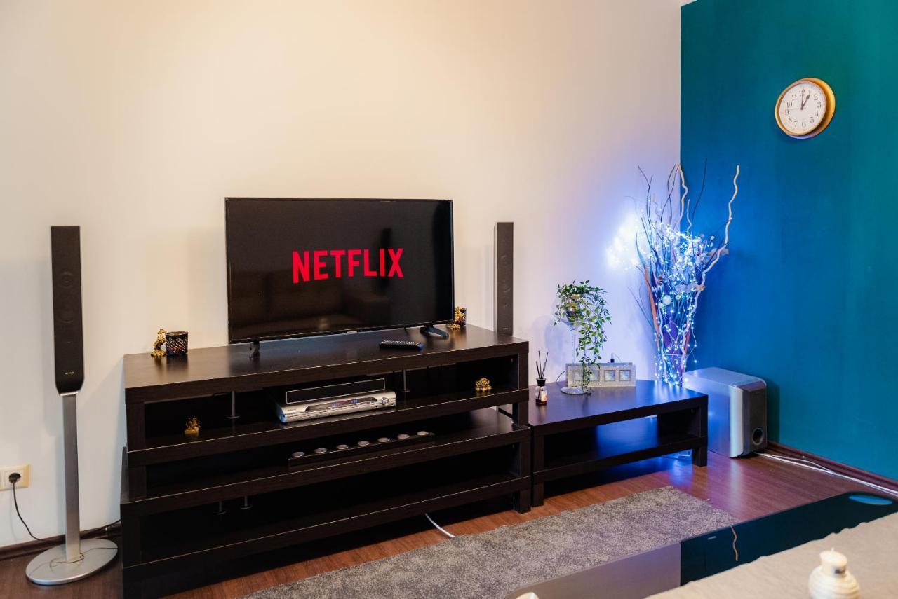 Comfy Apartment With Private Parking And Netflix Bucarest Esterno foto