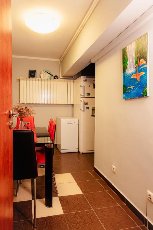 Comfy Apartment With Private Parking And Netflix Bucarest Esterno foto