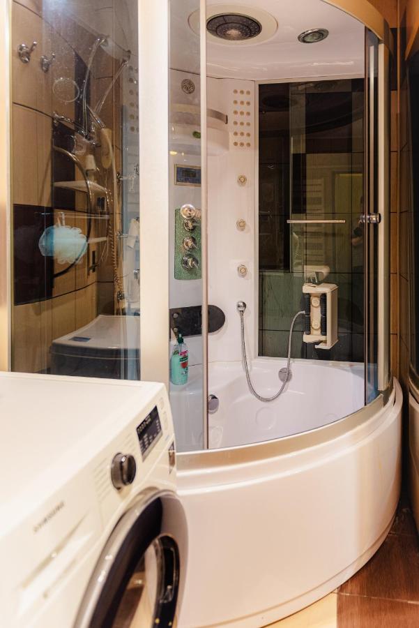 Comfy Apartment With Private Parking And Netflix Bucarest Esterno foto