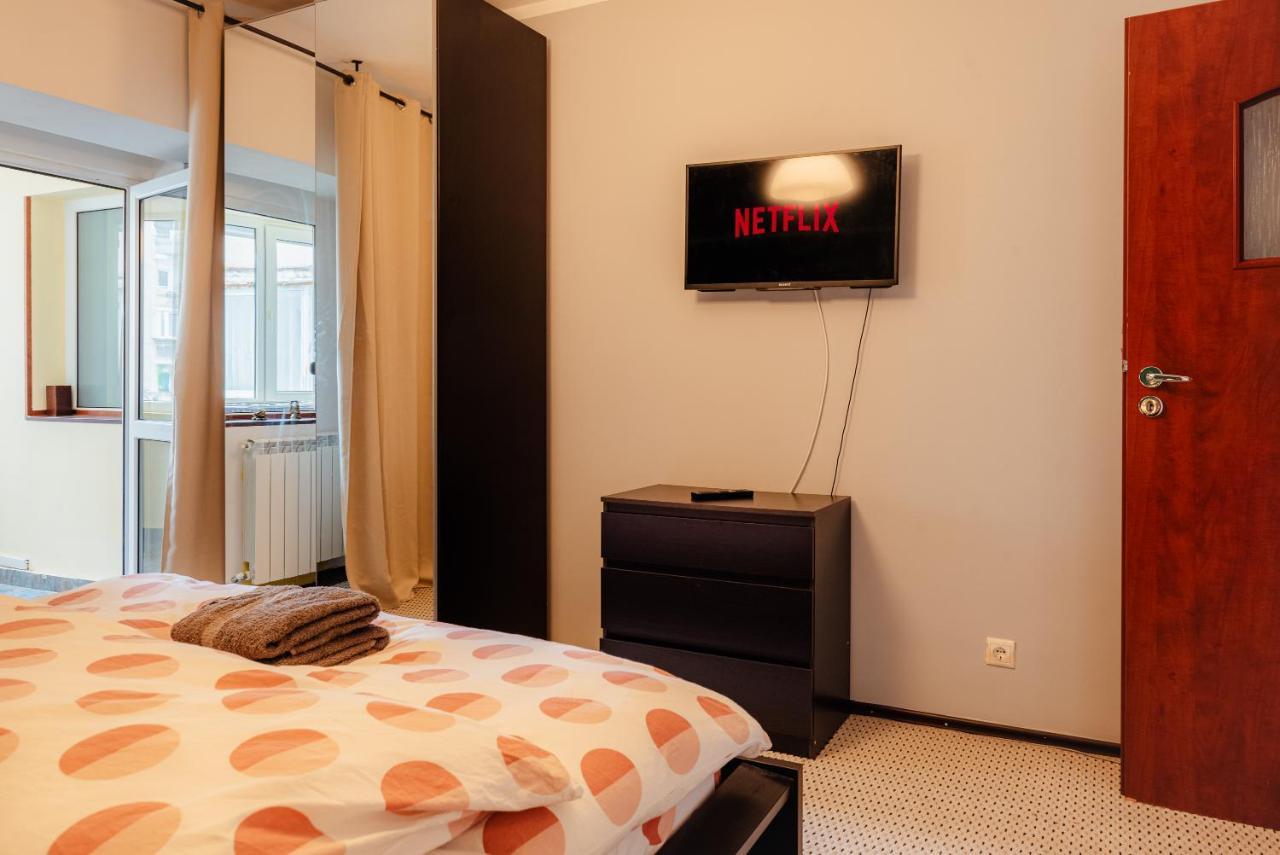 Comfy Apartment With Private Parking And Netflix Bucarest Esterno foto