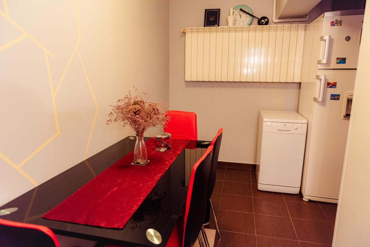 Comfy Apartment With Private Parking And Netflix Bucarest Esterno foto