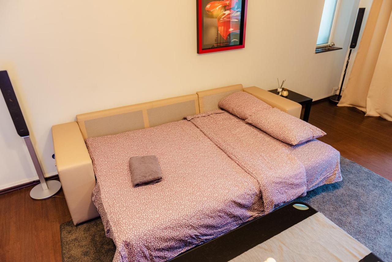 Comfy Apartment With Private Parking And Netflix Bucarest Esterno foto